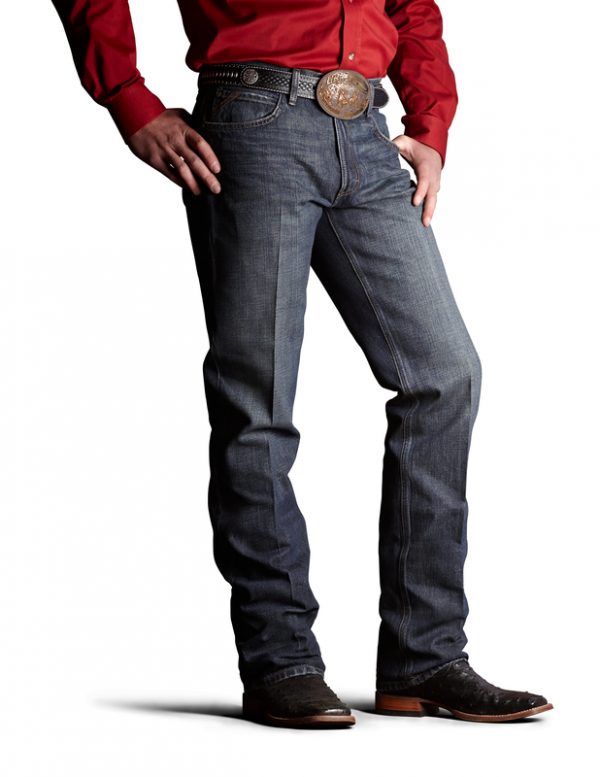 jeans western Ariat modèle M2 Relaxed couleur foncé porté par un homme vue de face