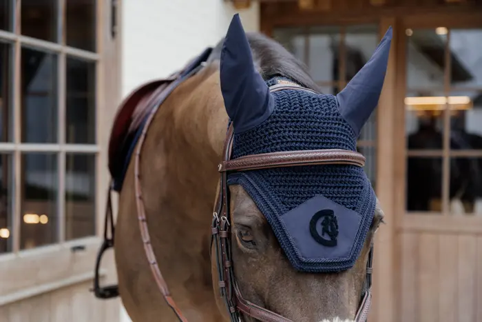 bonnet anti-mouche pour cheval marque kentucky wellington corte bleu