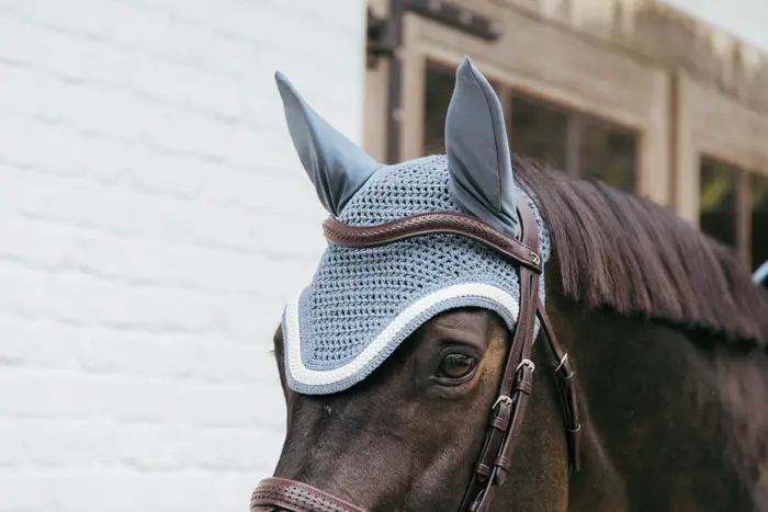 bonnet anti-mouche pour cheval marque kentucky wellington bleu ciel